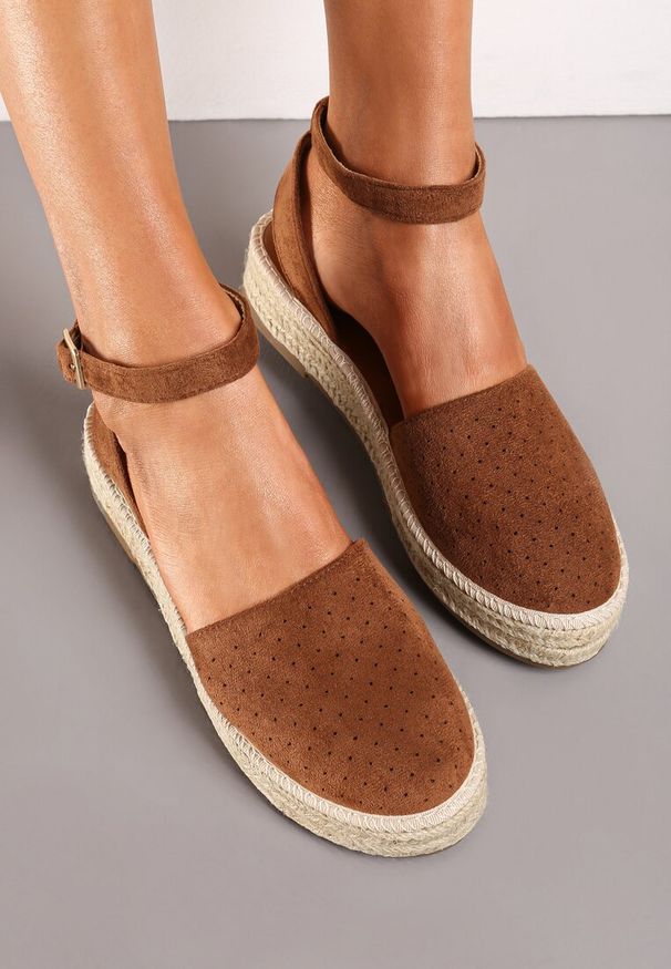 Renee - Brązowe Espadryle na Podeszwie z Plecionką Zapinane Przy Kostce Griolla. Kolor: brązowy. Sezon: lato