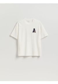 Reserved - T-shirt boxy z haftem - złamana biel. Materiał: bawełna, dzianina. Wzór: haft