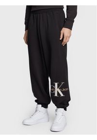Calvin Klein Jeans Spodnie dresowe J30J322482 Czarny Regular Fit. Kolor: czarny. Materiał: bawełna