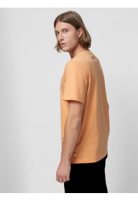 outhorn - T-shirt z haftem męski - pomarańczowy. Kolor: pomarańczowy. Materiał: materiał, bawełna, dzianina. Wzór: haft #2