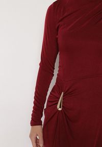 Born2be - Bordowa Koktajlowa Sukienka Ozdobiona Metaliczną Aplikacją i Marszczeniem z Boku Retima. Kolor: czerwony. Wzór: aplikacja. Styl: wizytowy #2