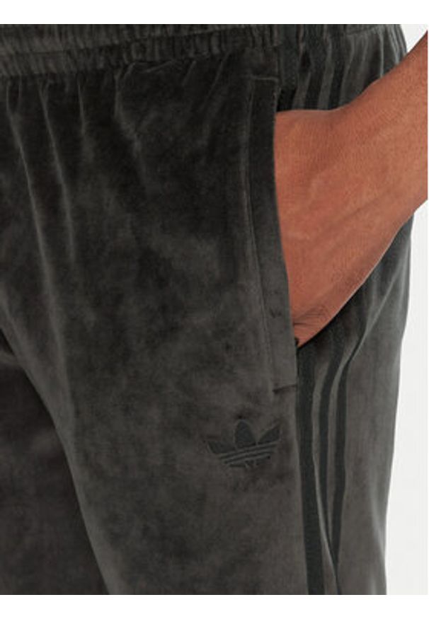 Adidas - adidas Spodnie dresowe SST adicolor Velour JW8377 Czarny Regular Fit. Kolor: czarny. Materiał: bawełna