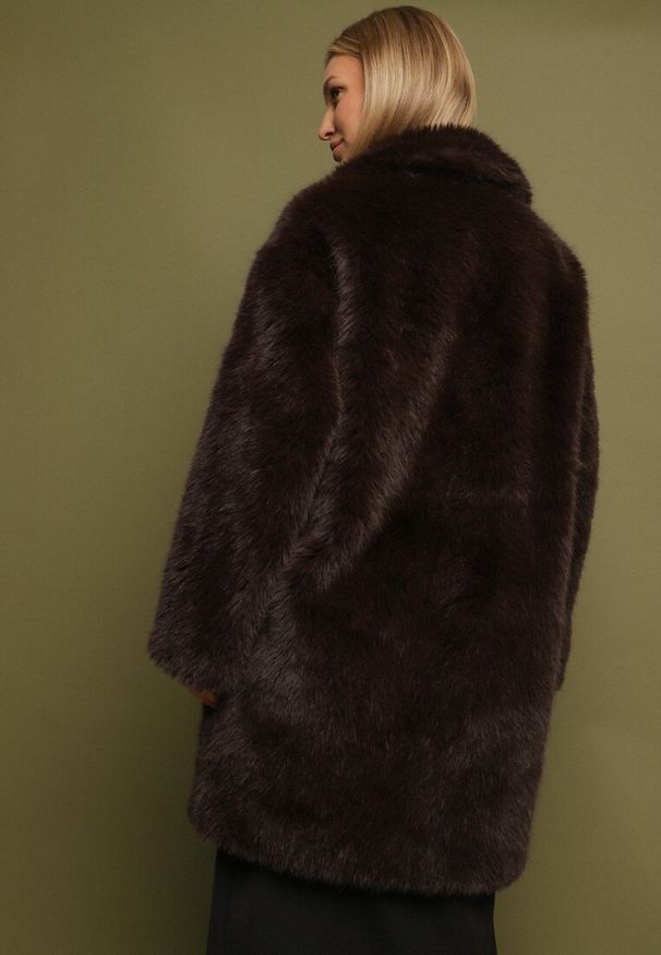 Born2be - Brązowy Płaszcz Futerko o Długim Kroju Otirena. Okazja: na co dzień. Kolor: brązowy. Materiał: futro. Długość: długie. Styl: casual, elegancki