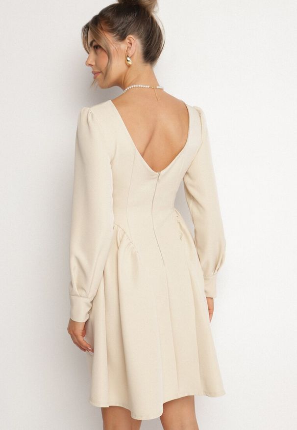 Born2be - Beżowa Rozkloszowana Sukienka z Kwadratowym Dekoltem Katilora. Typ kołnierza: dekolt kwadratowy. Kolor: beżowy. Długość rękawa: długi rękaw. Styl: klasyczny