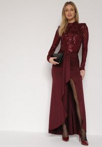 Born2be - Bordowa Cekinowa Sukienka Wieczorowa z Półgolfem i Trenem Eylnore. Okazja: na imprezę. Kolor: czerwony. Wzór: aplikacja. Styl: wizytowy #2