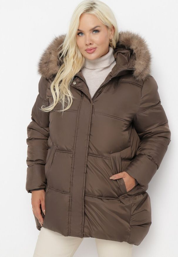 Born2be - Brązowa Kurtka z Kapturem i Sztucznym Futerkiem Tsani. Okazja: do pracy. Typ kołnierza: kaptur. Kolekcja: plus size. Kolor: brązowy. Materiał: futro. Wzór: aplikacja. Sezon: zima, jesień. Styl: klasyczny, elegancki