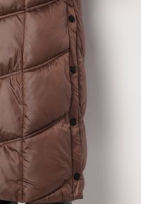 Born2be - Brązowa Pikowana Kurtka Płaszcz za Kolano z Kapturem i Futerkiem Naelora. Okazja: na co dzień, na spacer. Typ kołnierza: kaptur. Kolor: brązowy. Materiał: futro. Styl: klasyczny, casual #3