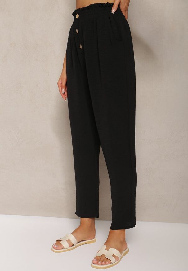 Renee - Czarne Spodnie Typu Paper Bag High Waist z Gumką w Talii Salvavia. Okazja: na co dzień. Stan: podwyższony. Kolor: czarny. Styl: casual, elegancki