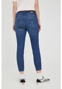 Tommy Jeans jeansy BF3331 damskie medium waist. Kolor: niebieski