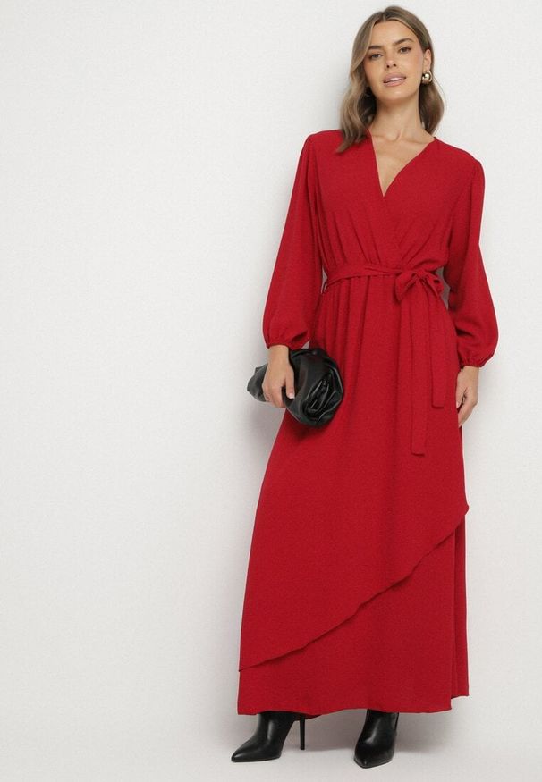 Born2be - Czerwona Kopertowa Asymetryczna Sukienka Koktajlowa z Wiskozą Ozdobiona Paskiem Lanoresa. Okazja: na imprezę. Kolor: czerwony. Materiał: wiskoza. Wzór: aplikacja. Typ sukienki: kopertowe, asymetryczne. Styl: wizytowy