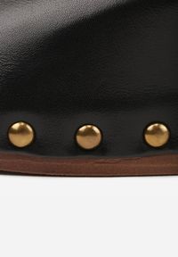 Born2be - Czarne Klapki z Metaliczną Ozdobą i Nitami Noriche. Okazja: na co dzień. Kolor: czarny. Wzór: aplikacja. Styl: casual, klasyczny #8