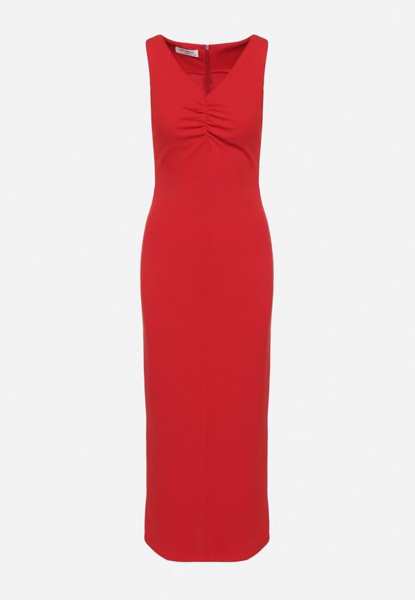 Born2be - Czerwona Dopasowana Sukienka z Wiskozą Ozdobiona Marszczeniem Siloria. Okazja: na co dzień. Typ kołnierza: dekolt w kształcie V. Kolor: czerwony. Materiał: wiskoza. Wzór: aplikacja. Sezon: lato. Typ sukienki: proste. Styl: casual, elegancki