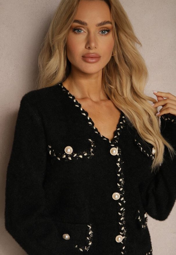 Renee - Czarny Dzianinowy Komplet z Wiskozy z Kardiganem i Spódnicą z Elegancką Lamówką Mialivia. Kolor: czarny. Materiał: dzianina, wiskoza. Wzór: aplikacja