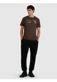 4f - 4F T-shirt regular z nadrukiem męski - brązowy XXL. Okazja: na co dzień. Kolor: beżowy. Materiał: skóra, materiał. Wzór: nadruk. Styl: casual