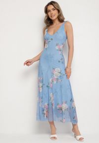 Born2be - Niebieska Siateczkowa Sukienka z Kwiatowym Motywem Milanessa. Okazja: na co dzień. Kolor: niebieski. Materiał: jeans. Wzór: kwiaty. Typ sukienki: proste. Styl: elegancki, casual #1