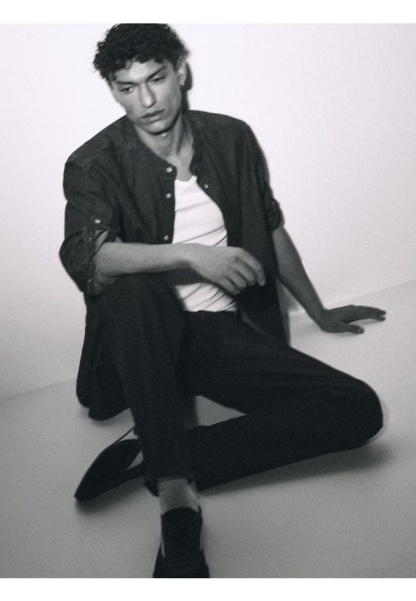 Reserved - Jeansy straight fit - granatowy. Kolor: niebieski