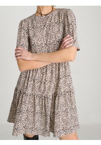 Sinsay - Wzorzysta sukienka mini - wielobarwny. Długość: mini