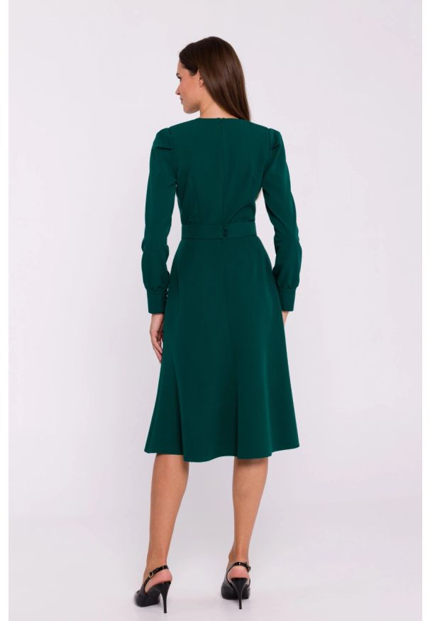 Stylove - Elegancka sukienka rozkloszowana z paskiem zielona. Kolor: zielony. Styl: elegancki