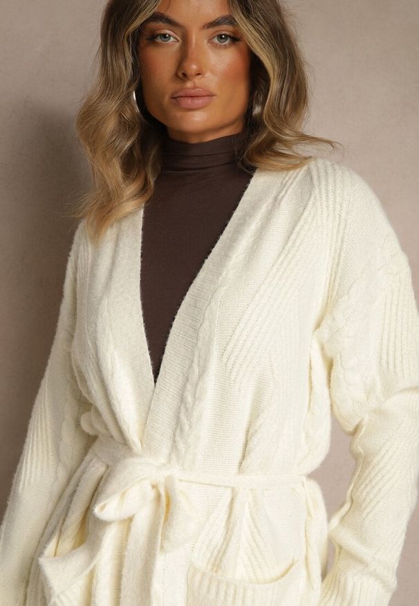 Renee - Jasnobeżowy Tłoczony Kardigan z Wełną o Kroju Bez Zapięć z Paskiem Dorrive. Okazja: na co dzień. Kolor: beżowy. Materiał: wełna. Styl: elegancki, casual
