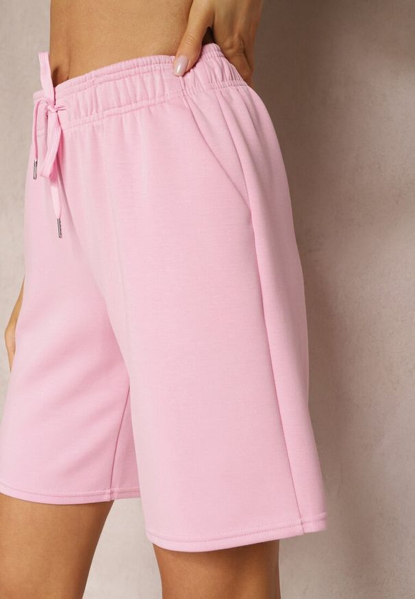 Renee - Jasnoróżowe Klasyczne Szorty do Kolan z Gumką w Pasie Fermatia. Kolor: różowy. Długość: do kolan. Sezon: lato. Styl: klasyczny