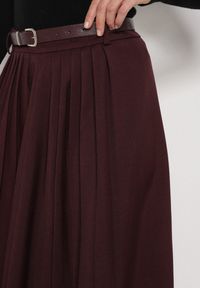 Born2be - Bordowa Wiskozowa Spódnica o Rozkloszowanym Kroju z Paskiem z Klamrą Lawedisa. Okazja: na co dzień, do pracy, na spotkanie biznesowe. Kolor: czerwony. Materiał: wiskoza. Styl: biznesowy, klasyczny, casual, elegancki #6