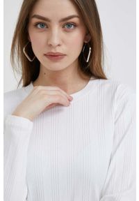 Calvin Klein Jeans longsleeve damski kolor biały. Okazja: na co dzień. Kolor: biały. Materiał: dzianina, prążkowany. Długość rękawa: długi rękaw. Wzór: aplikacja. Styl: casual, klasyczny #4