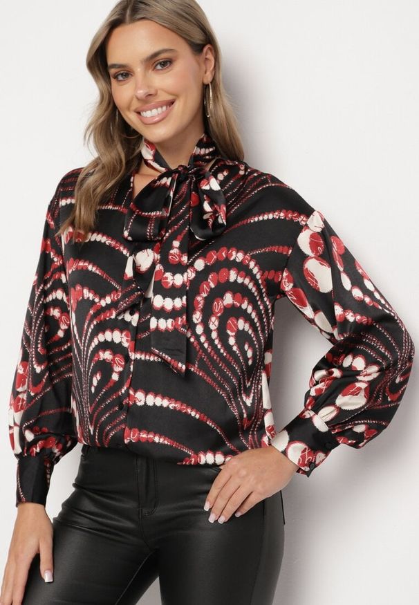 Born2be - Czarna Koszula Ozdobiona Wiązaniem w Geometryczny Wzór Tinnithra. Okazja: na co dzień, na spotkanie biznesowe. Kolor: czarny. Materiał: jeans. Wzór: geometria, aplikacja. Styl: casual, biznesowy