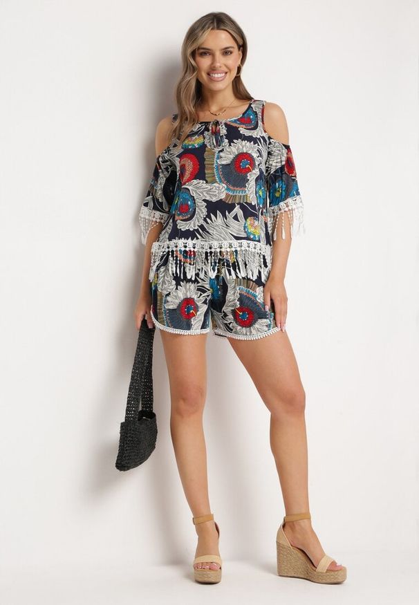 Born2be - Granatowy Komplet Ozdobiony Frędzlami w Abstrakcyjny Wzór Koszulka z Wycięciami na Ramionach i Szorty Setella. Kolor: niebieski. Wzór: aplikacja