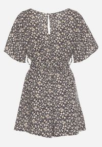 Renee - Czarno-Beżowy Taliowany Kombinezon z Materiałowym Paskiem i Gumką w Pasie Wykończony Guzikiem z Tyłu Penilla. Okazja: na spotkanie biznesowe. Kolor: czarny. Materiał: materiał. Wzór: aplikacja. Styl: klasyczny, biznesowy #4