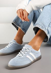 Renee - Jasnoniebieskie Płaskie Sneakersy ze Skóry Naturalnej z Ozdobnymi Paskami Nelarielis. Okazja: na spacer, na co dzień. Zapięcie: pasek. Kolor: niebieski. Materiał: skóra. Wzór: paski. Obcas: na obcasie. Wysokość obcasa: niski. Sport: turystyka piesza