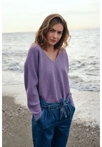 Greenpoint - Wiskozowy, lawendowy sweter z prążkowanej dzianiny. Kolor: fioletowy. Materiał: dzianina, wiskoza, prążkowany
