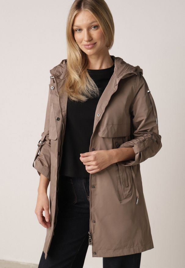 Born2be - Ciemnobeżowa Przejściowa Kurtka Parka z Kapturem i Podwijanymi Rękawami Tinarose. Okazja: na spacer, na co dzień. Typ kołnierza: kaptur. Kolor: beżowy. Materiał: jeans, dresówka. Styl: casual