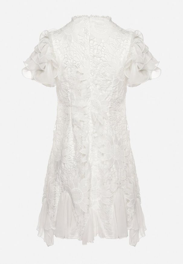 Born2be - Biała Sukienka Mini z Koronkowymi Wstawkami i Falbankami Soffiana. Okazja: na co dzień, na imprezę. Typ kołnierza: kołnierz z falbankami. Kolor: biały. Materiał: koronka. Długość rękawa: krótki rękaw. Wzór: koronka. Styl: casual, elegancki. Długość: mini