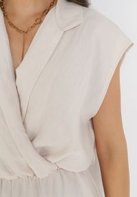 Born2be - Jasnobeżowy Kombinezon z Krótkimi Nogawkami i Kopertowym Dekoltem z Wiskozy Polisse. Kolor: beżowy. Materiał: wiskoza. Długość: krótkie. Sezon: wiosna, lato #4