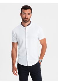 Ombre Clothing - Dzianinowa męska koszula z krótkim rękawem i kolorową stójką – biała V1. Typ kołnierza: kołnierzyk stójkowy. Kolor: biały. Materiał: dzianina. Długość rękawa: krótki rękaw. Długość: krótkie. Wzór: kolorowy. Styl: sportowy #6