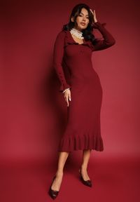 Renee - Bordowa Sweterkowa Sukienka Midi z Wywiniętym Kołnierzem i Falbankami Totfara. Typ kołnierza: kołnierz z falbankami. Kolor: czerwony. Styl: elegancki. Długość: midi #3
