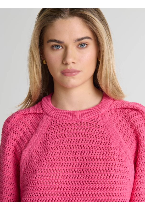 Big-Star - Sweter damski o ażurowym splocie różowy Funia 601. Okazja: na co dzień. Kolor: różowy. Materiał: jeans. Długość rękawa: raglanowy rękaw. Wzór: ażurowy, ze splotem. Styl: klasyczny, elegancki, casual