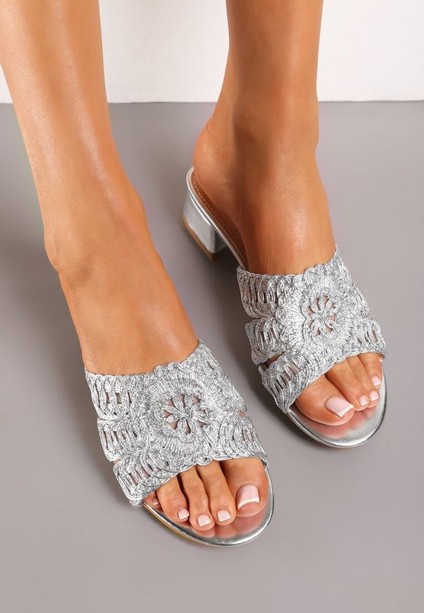 Born2be - Srebrne Klapki na Obcasie z Plecionym Paskiem Starlot. Kolor: srebrny. Materiał: len. Sezon: lato. Obcas: na obcasie. Styl: elegancki. Wysokość obcasa: średni