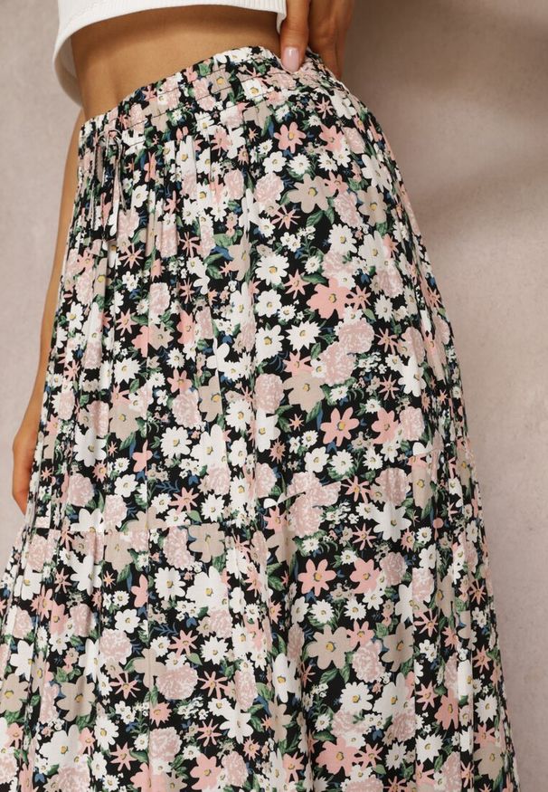 Renee - Czarno-Różowa Bawełniana Spódnica Maxi z Troczkiem i Printem w Kwiaty Yibji. Kolor: czarny. Materiał: bawełna. Wzór: kwiaty, nadruk. Styl: boho