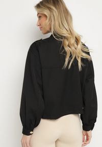 Born2be - Czarna Kurtka ze Stójką i Ozdobnymi Guzikami Ściągana w Pasie Troczkiem Basalle. Okazja: na co dzień. Typ kołnierza: kołnierzyk stójkowy. Kolor: czarny. Materiał: jeans. Styl: casual, elegancki #4