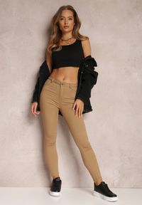 Renee - Beżowe Spodnie Skinny Eulalia. Kolor: beżowy. Materiał: tkanina. Długość: długie. Wzór: gładki. Styl: klasyczny