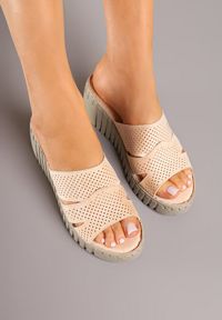 Born2be - Beżowe Klapki Vices na Koturnie z Perforacją Sarvelina. Okazja: na co dzień. Kolor: beżowy. Materiał: materiał. Obcas: na koturnie. Styl: elegancki, casual