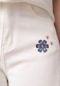 Born2be - Białe Jeansy Balloon z Wysokim Stanem Zdobione Haftem w Kwiaty Thertheris. Okazja: na co dzień, do pracy, na spotkanie biznesowe. Stan: podwyższony. Kolor: biały. Wzór: kwiaty, aplikacja, haft. Styl: biznesowy, klasyczny, casual #4