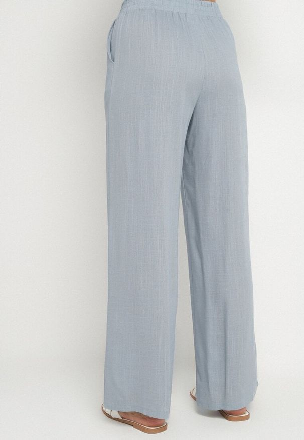 Born2be - Niebieskie Szerokie Spodnie z Lnem z Gumką w Talii i Kieszeniami Filisela. Okazja: na co dzień, do pracy. Kolor: niebieski. Materiał: len. Styl: elegancki, casual