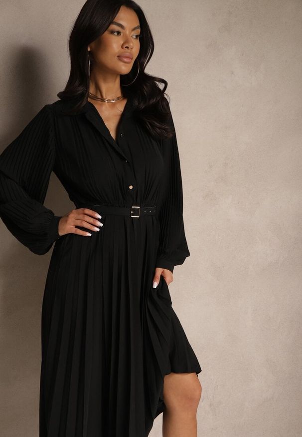 Renee - Czarna Koszulowa Sukienka z Plisowanymi Zdobieniami i Paskiem z Klamrą Efrivelle. Okazja: na co dzień. Kolor: czarny. Długość rękawa: długi rękaw. Wzór: aplikacja. Typ sukienki: koszulowe. Styl: casual, elegancki, klasyczny