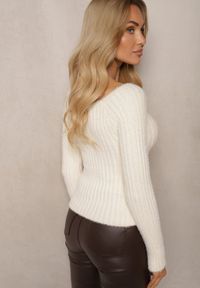 Renee - Jasnobeżowy Casualowy Sweter z Futerkiem Vertida. Okazja: na co dzień. Kolor: beżowy. Materiał: futro. Długość rękawa: długi rękaw. Długość: długie. Wzór: aplikacja. Sezon: zima, jesień. Styl: casual #5