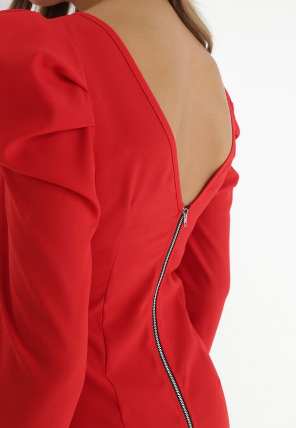 Born2be - Czerwona Sukienka Taliowana z Bufiastym Rękawem Omono. Kolor: czerwony. Długość: midi