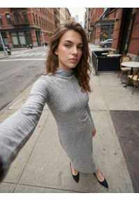 Sinsay - Dzianinowa sukienka midi z dekoracyjnym przeszyciem - szary. Kolor: szary. Materiał: dzianina. Długość: midi #1