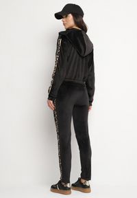 Born2be - Czarny Welurowy Komplet Dresowy z Lampasem w Panterkę Spodnie i Bluza Elliorielle. Kolor: czarny. Materiał: welur, dresówka. Wzór: motyw zwierzęcy #3