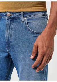 Wrangler - WRANGLER GREENSBORO MĘSKIE SPODNIE JEANSOWE DŻINSY GARNER BLUE 112350836 W15Q018009